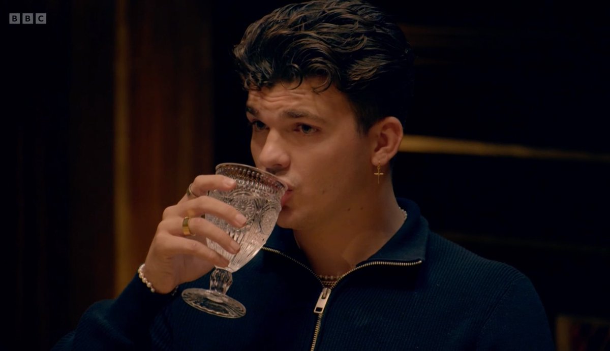 SimonJerrison's tweet photo. The shock.
The wink. 
The turn. 
The bow. 

What. A. Show. #TheTraitors https://t.co/ffEBrO9XcH
