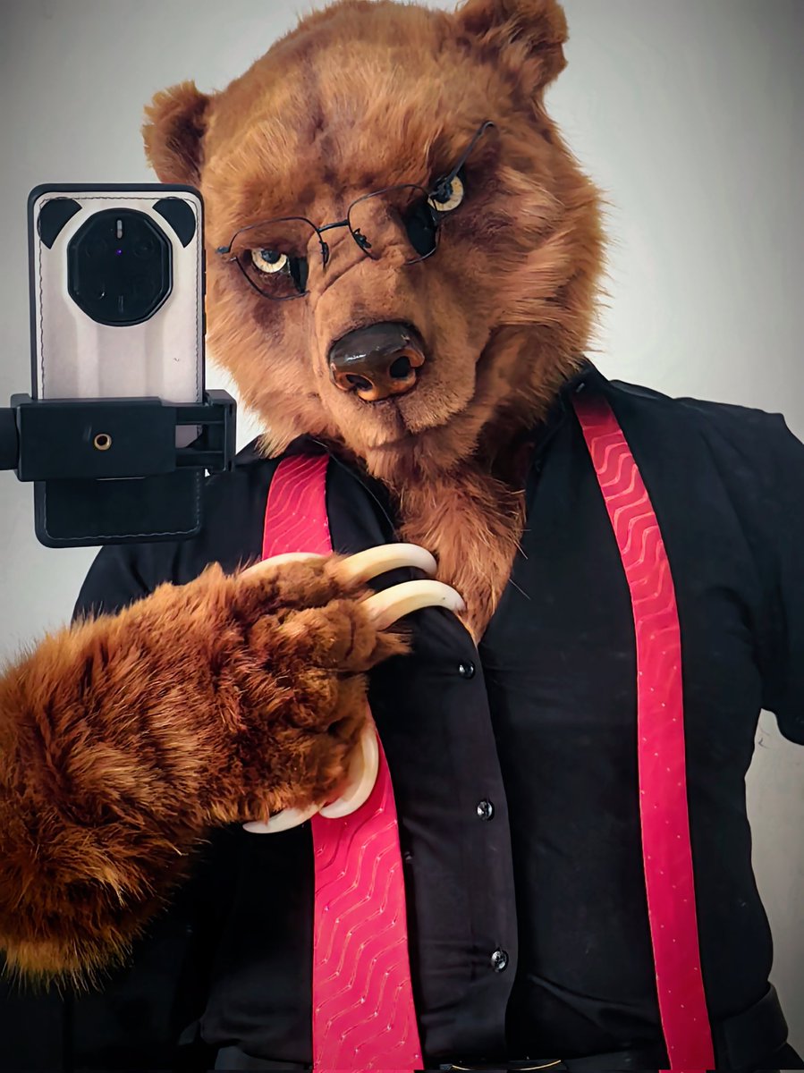 这周是棕熊🐻
#realisticfursuit #furry #fursuit