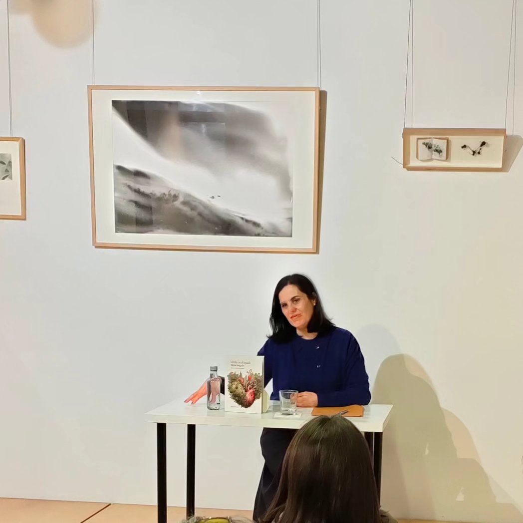 Diego Agilda (@diegoagilda) on Twitter photo Hoy en #BiblosBetanzos #silviasalgado presentó "Verde en el tejado".
Yo me quedo con el ambiente íntimo
"La escritura es un arma de esperanza"
"No hay que buscar al escritor en el libro, sino al propio lector ".
Y disfrutad de la ilustración de <a href="/saraillamas/">Sarai Llamas</a> <a href="/HerculesEdicion/">Hércules Ediciones</a> Hoy en #BiblosBetanzos #silviasalgado presentó "Verde en el tejado".
Yo me quedo con el ambiente íntimo
"La escritura es un arma de esperanza"
"No hay que buscar al escritor en el libro, sino al propio lector ".
Y disfrutad de la ilustración de <a href="/saraillamas/">Sarai Llamas</a> <a href="/HerculesEdicion/">Hércules Ediciones</a>