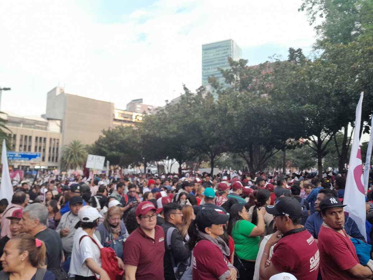 DrIlIlIlIilIll1's tweet photo. #ClaudiaArrasa 

#ClaudiaPresidenta2024 

PLAZA DE LA REVOLUCIÓN LLENISIMA Y EL PUEBLO UNIDO Y ALEGRE...!!!
#PlanC_YaEstaEnMarcha

#LaEsperanzaNosUne 
@Claudiashein https://t.co/yP7rqi5gTA