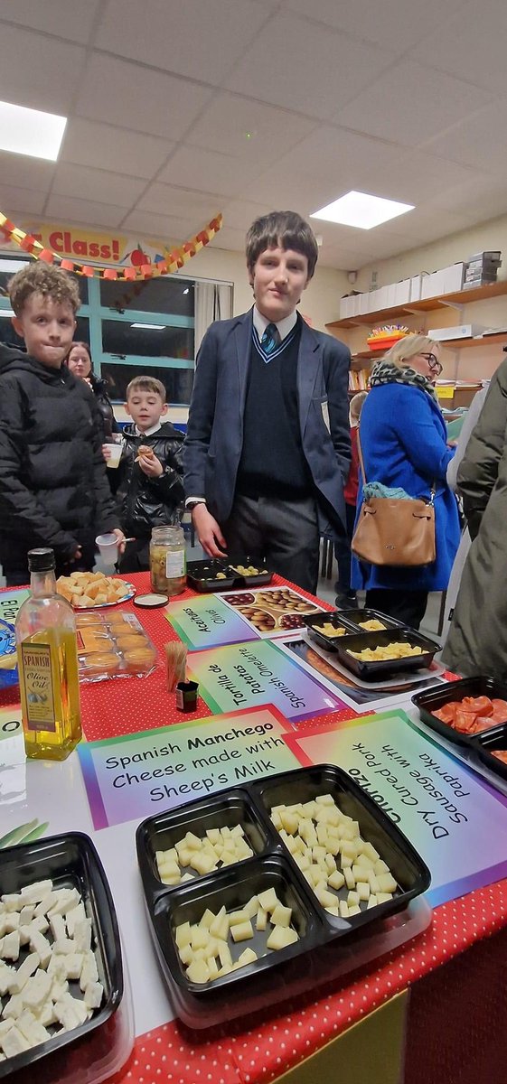 malonelanguages's tweet image. The Tapas Tasting on Open Night went down a treat 😋 Gracias a Ropa, Bob y Ali por su ayuda 💃🏻🇪🇸🫒🧀🥖🍳