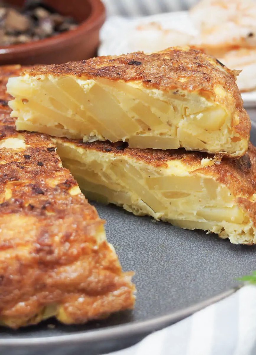 malonelanguages's tweet image. The Tapas Tasting on Open Night went down a treat 😋 Gracias a Ropa, Bob y Ali por su ayuda 💃🏻🇪🇸🫒🧀🥖🍳