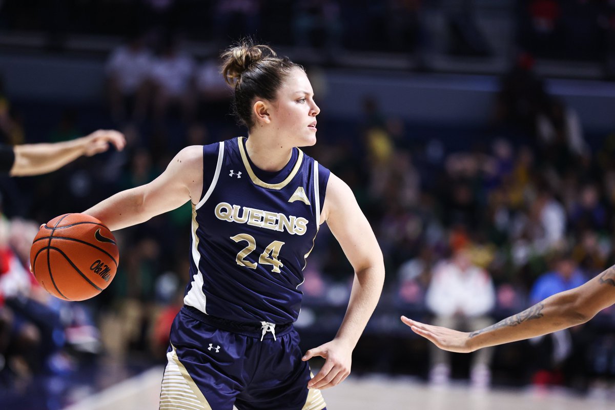 QueensWBB's tweet photo. The Royals end the first quarter on a 6-0 run to cut into what was a 10-point lead for the Eagles. 

End of the 1st:
Queens 14, FGCU 18 

#RoyalsRise | #Elevate https://t.co/qXVUdCH9bc