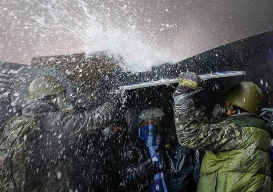 «Криваве Водохреще» чи «Вогнехреще»

саме 19-го січня 2014-го року протистояння на Майдані перейшли в силову фазу. беркут почав використовувати гумові кулі, шумові гранати, водомети. в цей час на вулиці було -7/-10

на Грушевського було справжнє пекло