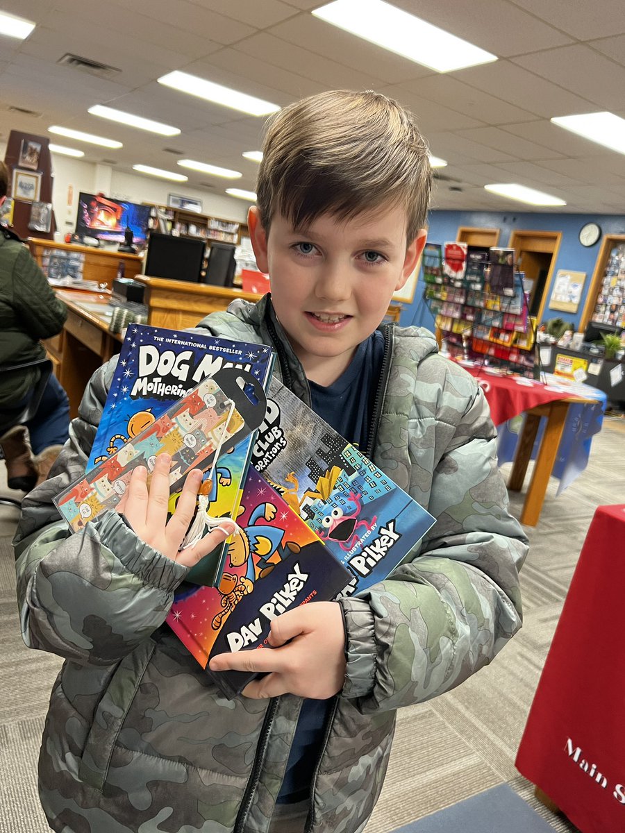 Thank you to our families that came out to support our HS Book Fair! ❄️📚 We saw some smiles. 😍