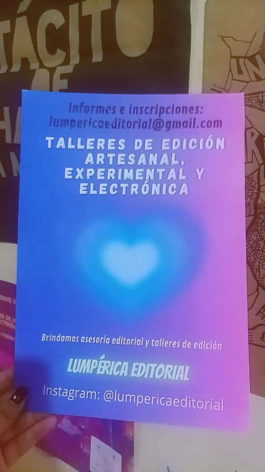 Imprimiendo nuestros próximos afiches para pegotear 💖🪻🪩
Brindamos talleres de edición artesanal, experimental y electrónica, servicios editoriales y asesorías. Personalizados y/o grupales 🎡🩷📚
+info lumpericaeditorial@gmail.com
