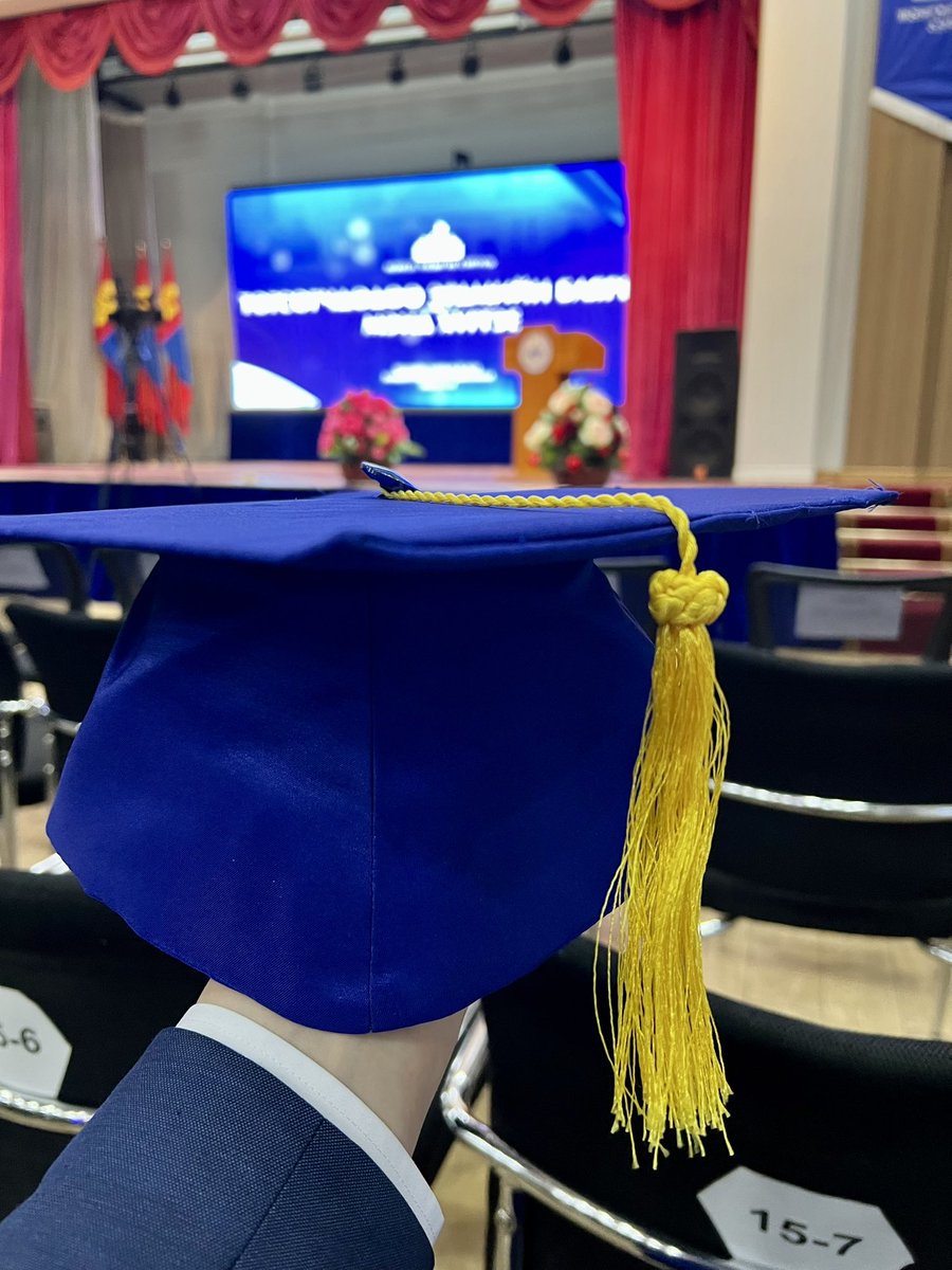 Өглөөний мэнд, төгсөлтийн ёслолын ажиллагаа гоё болдгийн бна👏👏👏 80 гаруй жилийн түүхтэй ууган сургууль юмдаа.