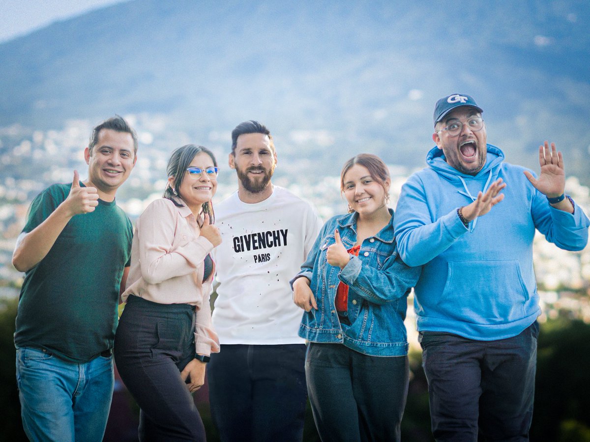 Xpotsv's tweet photo. 2⃣0⃣2⃣4⃣ Sorpréndenos ➡️Estamos que no nos lo creemos 😍
#Messi #messienelsalvador #Sivar #interdemiami #SelectaSV https://t.co/yzXIDzy8eV