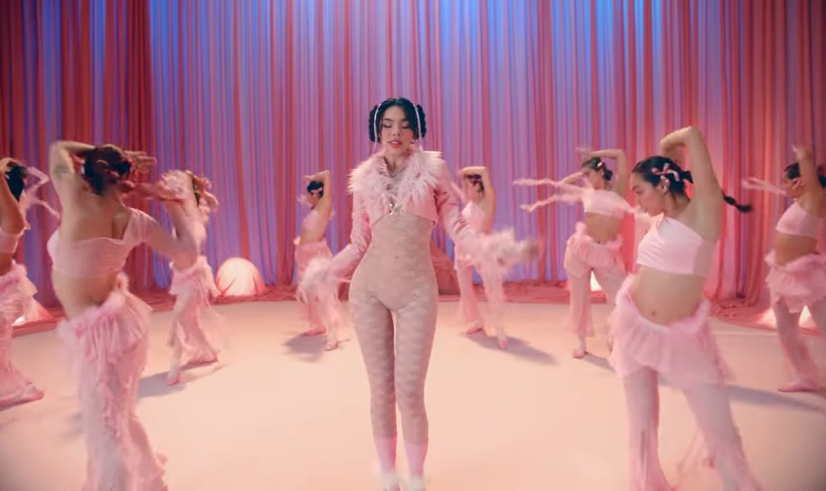 Ella sirvió y se callan