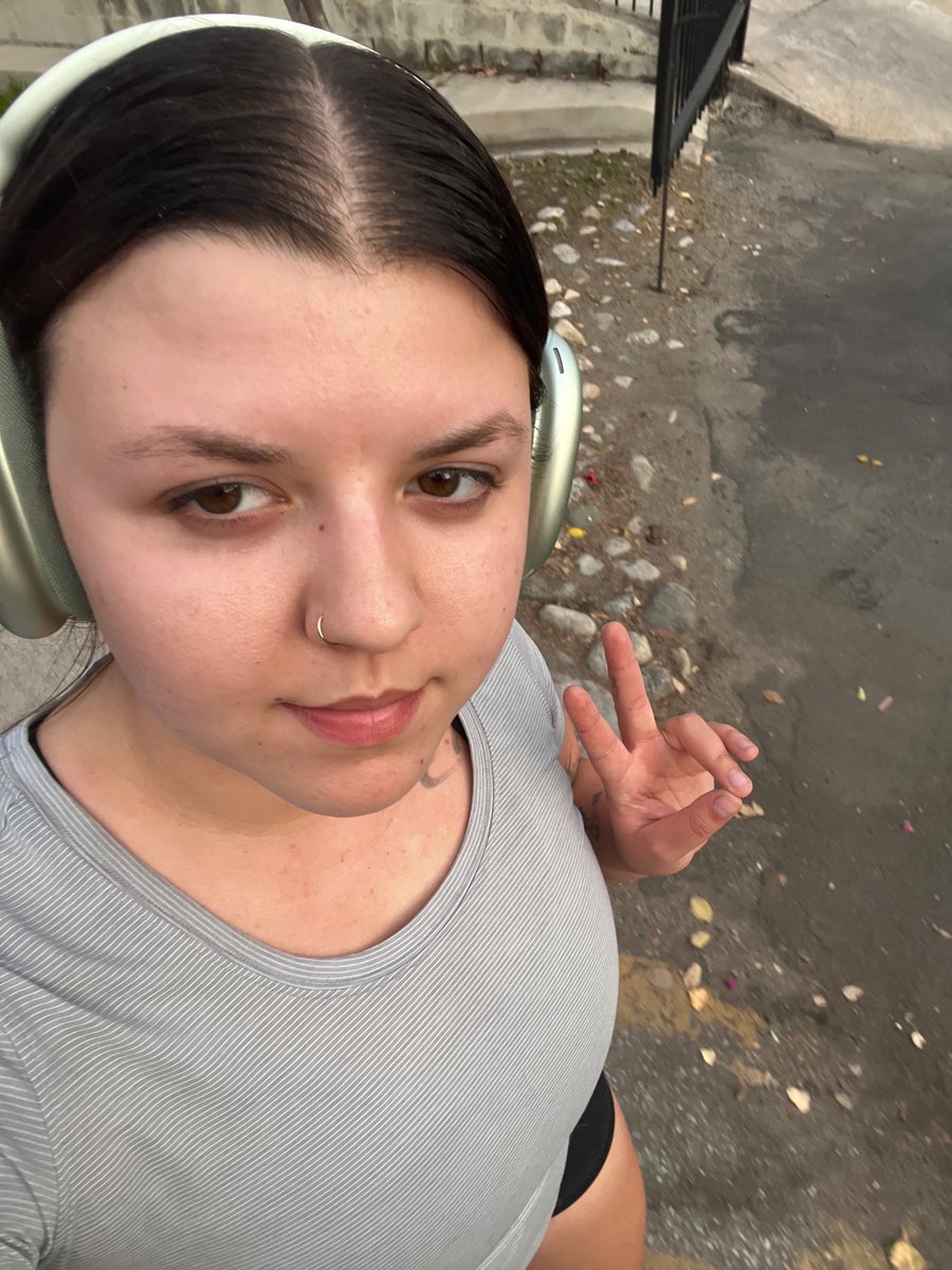 sweatingagain's tweet image. Felt silly only running 5 mins but so says the Nike plan.. against all odds she is #sweatingagain