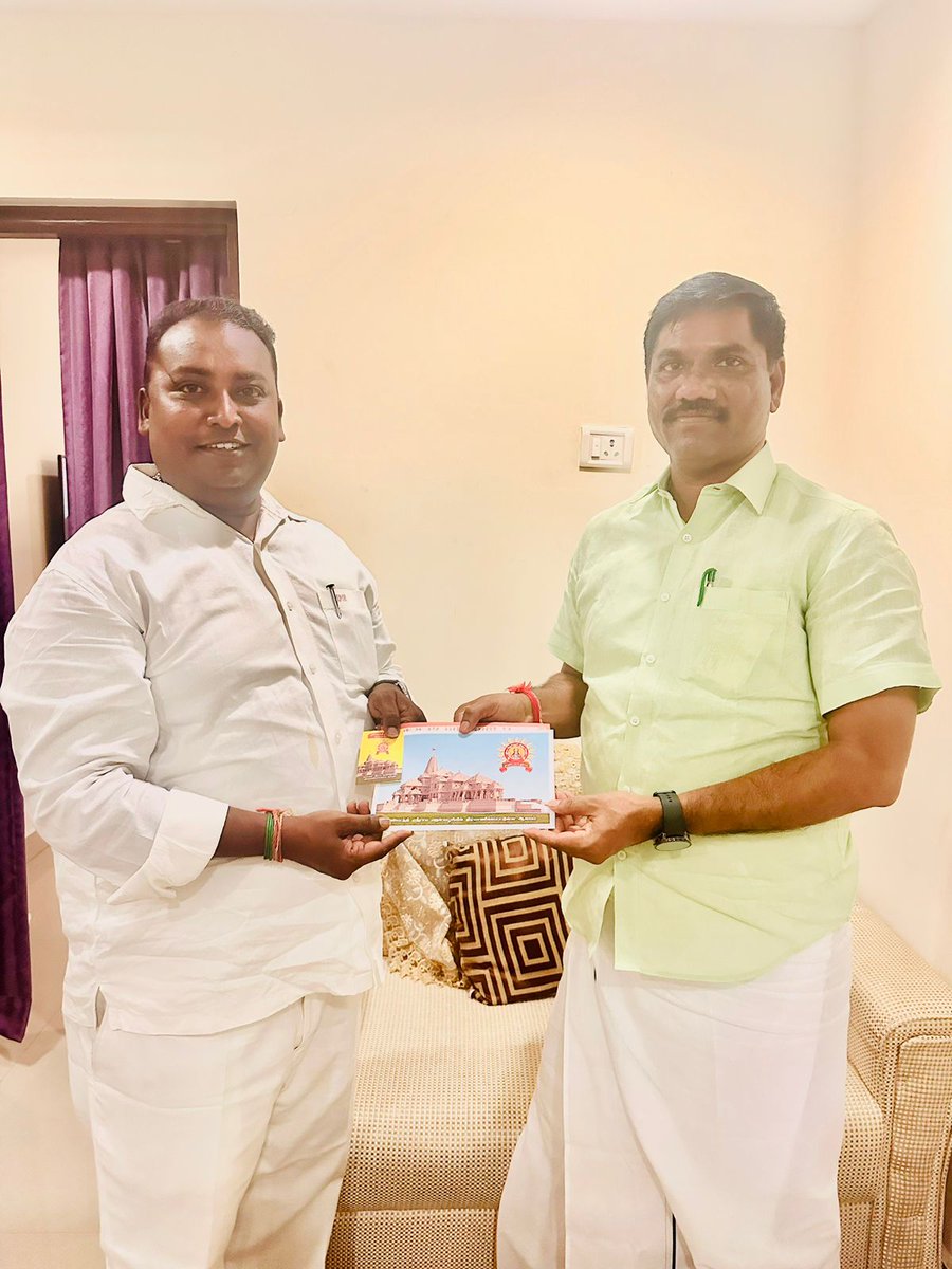 tyapresident's tweet photo. மத்திய இணை அமைச்சர் பொறுப்பு
தேசிய தூய்மை பணியாளர்கள் ஆணையத்தின் தலைவர் 
மாண்புமிகு ம.வெங்கடேசன்  அவர்கள் எங்கள் இல்லத்திற்கு வருகை தந்து  அயோத்தி ஸ்ரீ ராமஜென்ம பூமியில் ஸ்ரீ ராமபிரான் பிராண பிரதிஷ்டை விழாவிற்கான அழைப்பிதழையும் அட்சதையையும் வழங்கி அழைப்பு விடுத்த இனிய தருணம்🙏🏻 https://t.co/GC8Pu7gK7q