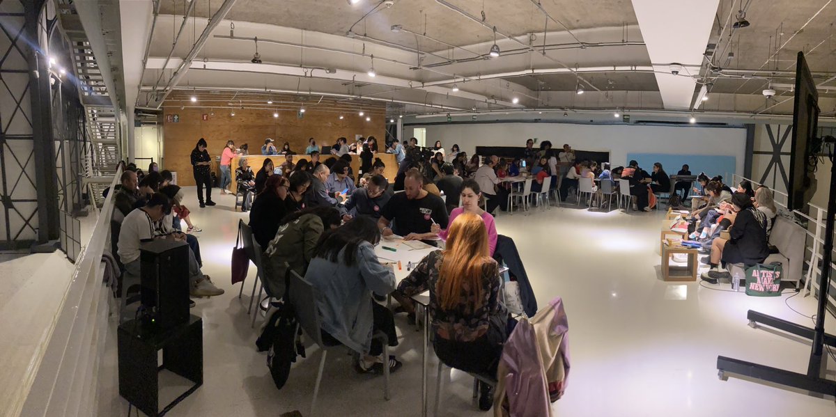 Arrancamos con lleno total en la presentación de #dibujomnasio de <a href="/Andonella666/">Andonella</a> 

Andonella, Valeria Hipocampo, <a href="/TaBeComicz/">TaBe*</a> , iuhri Peña, Mar Maremoto, Kareninja 💙🩵

Muchas gracias a todes!