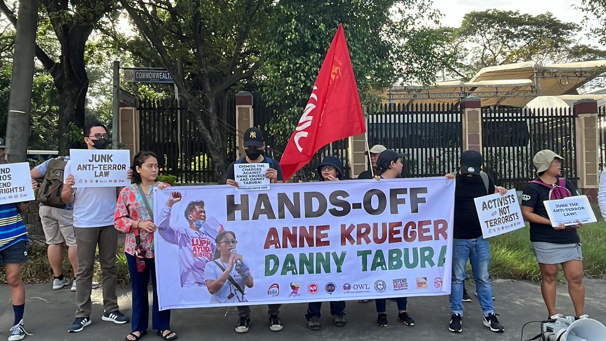 mkule's tweet photo. NGAYON: Nagkasa ng kilos-protesta ang mga progresibong grupo, kaisa ang mga estudyante mula UP Diliman at UP Manila, sa harap ng Commission on Human Rights upang ipanawagan ang pagbasura sa gawa-gawang kaso laban kina Anne Krueger at Danny Tabura.
#ActivistsNotTerrorists
#DefendNegros
#DefendHumanRights