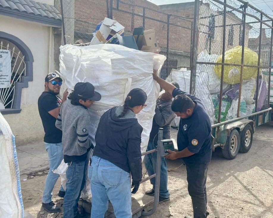 🟢║ Cada aportación cuenta para hacer de Durango una casa más Chula 💚🏡

Vecinos de la Colonia Juan Lira, gracias a #PavimentaReciclando♻️🚧 recolectaron 1,095 Kg de material reciclable para pavimentar la calle Lucha Popular. 

#ResiduoCero♻️
#ElFuturoEsContigo🌳🐺🦂