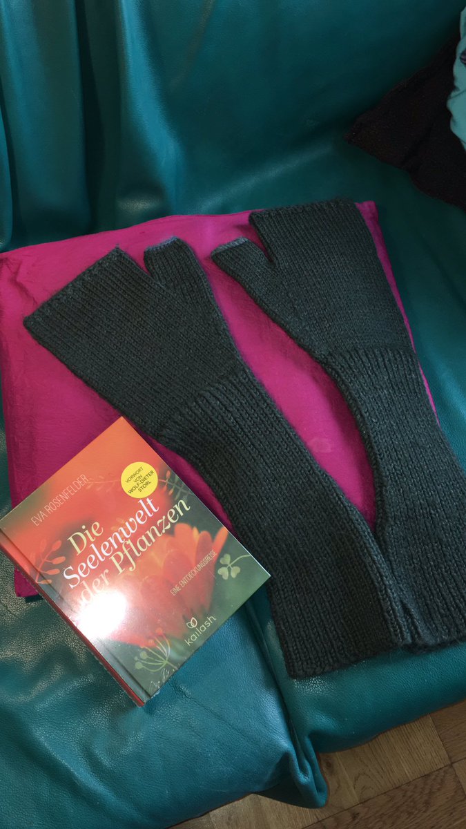 flickhuesli's tweet photo. Reading is cool but i‘d rather be #knitting https://t.co/eb8lx6d1WT