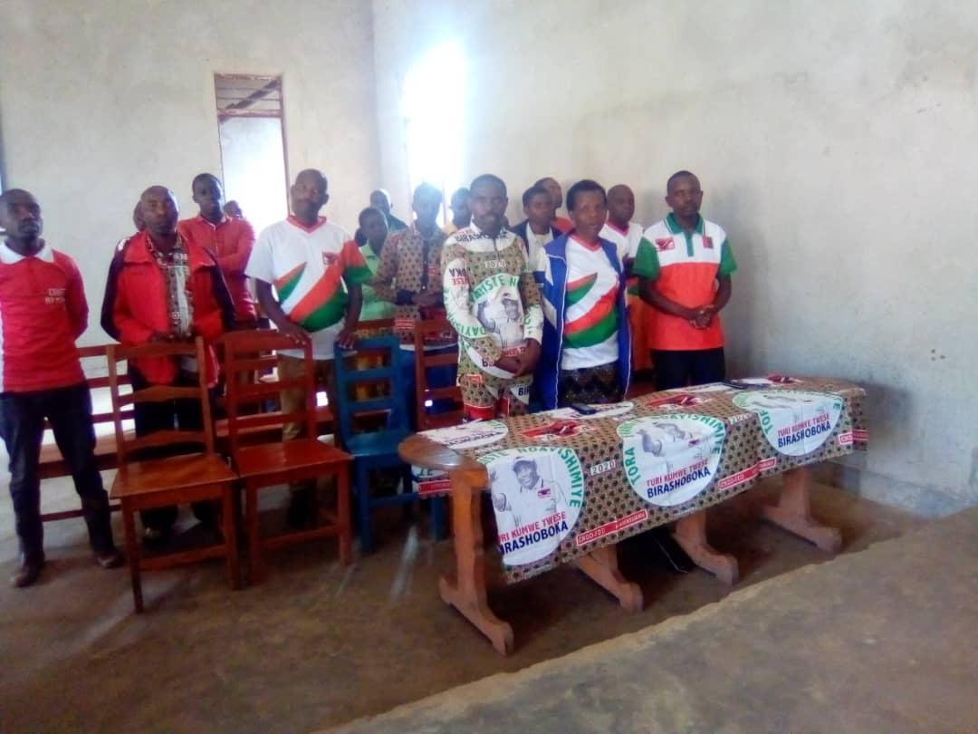 Bujacnddfdd's tweet photo. 🔴Muri zone #RUCE, Abagumyabanga b'umugambwe @CnddFdd bari bitabiriye ku bwinshi  amasengesho yo gushimira Imana kuvyiza yakoreye Uburundi n'abarundi muri uku kwezi. Bakaba banatanze n'intererano yo kumarira kwubaka igicaniro kiriko kirubakwa i @Gitega
#SHIMWA_MANA https://t.co/QO2md1bkrN