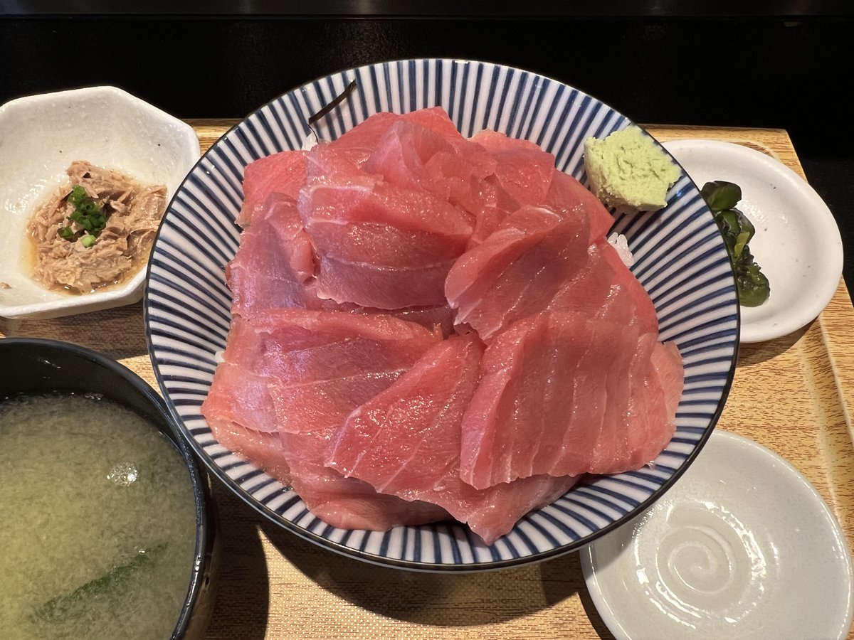 797binbo's tweet photo. #神田 #kanda #tokyo
#恵み #megumi
トロ鉄火丼 特盛
特盛はネタも特盛。ネタは厚く大きめ。
シャリは少々足りなくなるかも。
箸休めの自家製シーチキンが何気に美味しい。
#ランチ #昼飯 #lunch #定食 #setmeal
#まぐろ #FattyTunaSashimiRiceBowl #toofull https://t.co/mg83bnTnzz