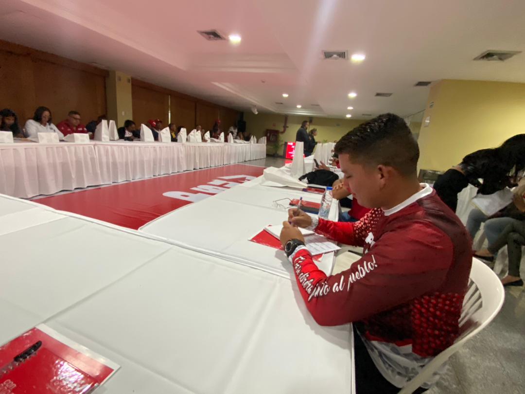 Vicepresidencia de la Clase Obrera del PSUV realizó reunión ordinaria en el estado Bolívar
goo.su/xSaC5pj
#VenezuelaFuerzaEconómica