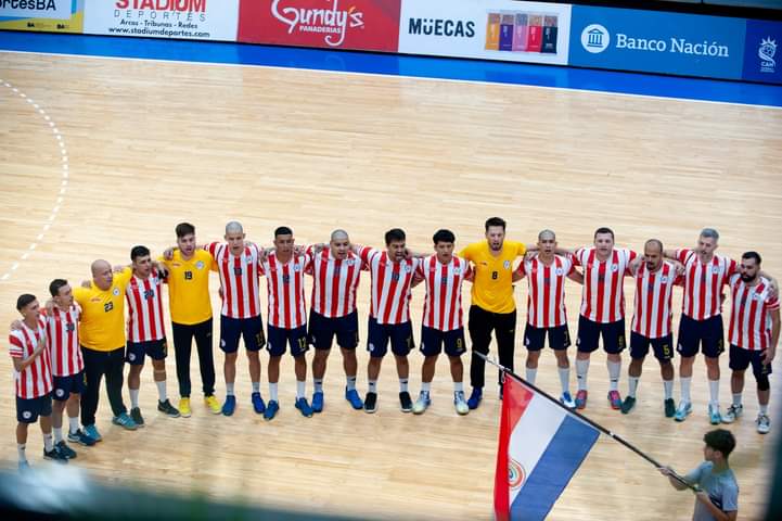 ARolonpy's tweet photo. 𝐆𝐀𝐍𝐀𝐑𝐎𝐍 𝐋𝐎𝐒 𝐆𝐔𝐄𝐑𝐑𝐄𝐑𝐎𝐒 💪🇵🇾
Paraguay venció a Uruguay 26 - 24 por la tercera fecha del Torneo Sur Centroamericano de Handball Adulto Masculino.

Tras 29 años venció devuelta a los charrúas en torneos oficiales, sumando así sus primeros puntos en la competición. https://t.co/IcM77NPFBE