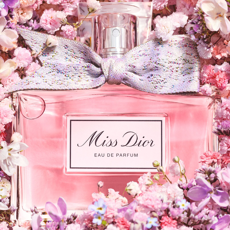 DiorBeautyJP's tweet photo. 自然由来成分を配合した「MINI MISS」は、軽やかでなめらかなテクスチャー。

ゆっくりと穏やかに香り続けるスティック フレグランスならではの香りの纏い方を楽しんで。

▼「ミス ディオール オードゥ パルファン ミニ ミス」を見る
https://t.co/lzc4qqGhzs https://t.co/6DXV3EnvUJ