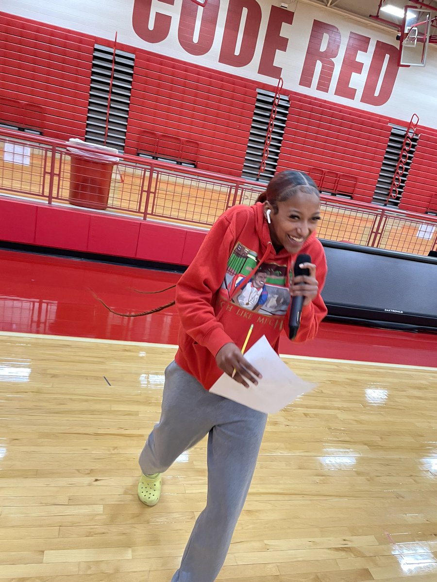 CrosbyGbball's tweet photo. Big 5 @Emorilasalle5 on the mic for the 8th A team game! #itsintense #futurelooksbright https://t.co/b6wZ1PAMMr