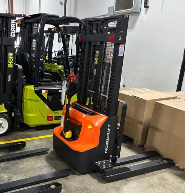 DonofNoblelift's tweet image. The worlds most economical &amp;amp; durable lift truck in the industry. 

PSE26NSL &quot;EDGE&quot; Lithium Straddle Stacker. 2600lbs lift cap., 74&quot;-140&quot; lift ht, adjustable legs, 42&quot; forks, keyless RFID/Pin code activation, dual casters, steel cover, &amp;amp; USB #noblelift #straddlestacker #lifttruck
