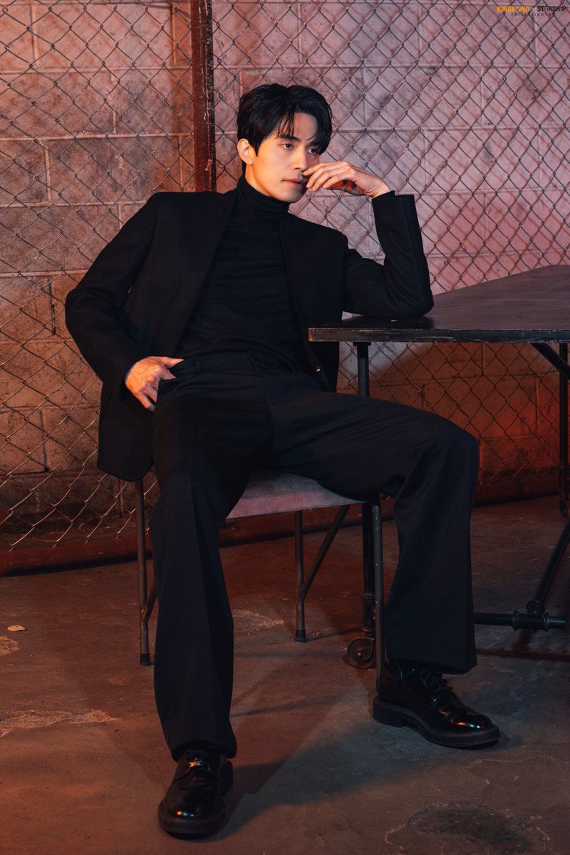 AjummaLyndell's tweet photo. He has a masters degree in sitting in the hottest possible way 🫠🫠 https://t.co/zjOhqXEpbo