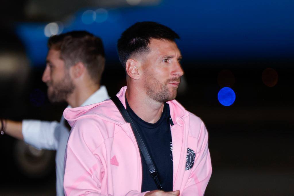 Doremix925's tweet photo. Es un día histórico para El Salvador, el campeón del mundo Lionel Messi, junto a grandes jugadores como Luis Suárez, Jordi Alba y Sergio Busquets están en pulgarcito.  

Sin duda somos el epicentro del fútbol mundial en este momento, todos los ojos puestos en nuestro país. https://t.co/o0lF5OEvwq