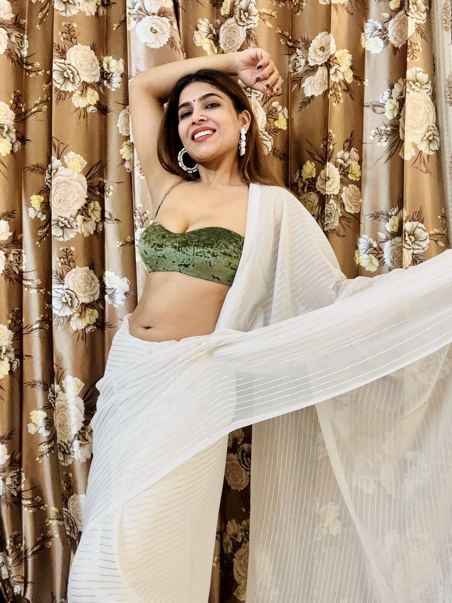 In a world full of trends, I choose timeless grace🥻
.
.
.
.
.
.
#fridayfeeling #sareestyle #sareelove #whitesaree #greenblouse #trend #timeless #grace #sareequeen #tanyachaudhari