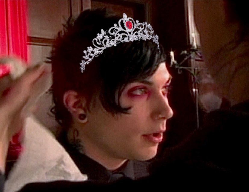 projektrevfrank's tweet image. if he wants me to stop editing tiaras onto him then maybe he should’ve never looked like that