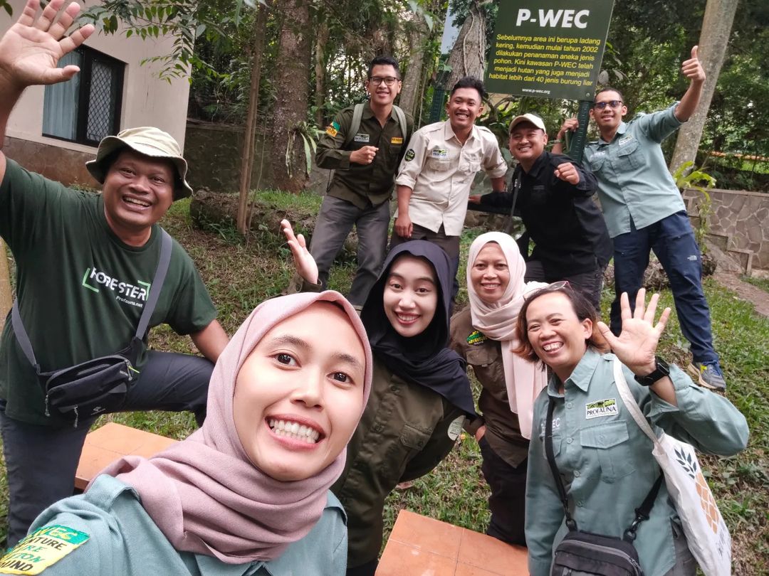 ProFauna's tweet image. Semangat, akhirnya staf PROFAUNA Indonesia berhasil menuntaskan rapat tahunan dengan sukses. Semakin banyak program yang disusun untuk konservasi hutan 💪😀💚🌳🦜

Setelah rapat tahunan, besuk pagi-pagi tim sudah harus masuk hutan nih 🌳