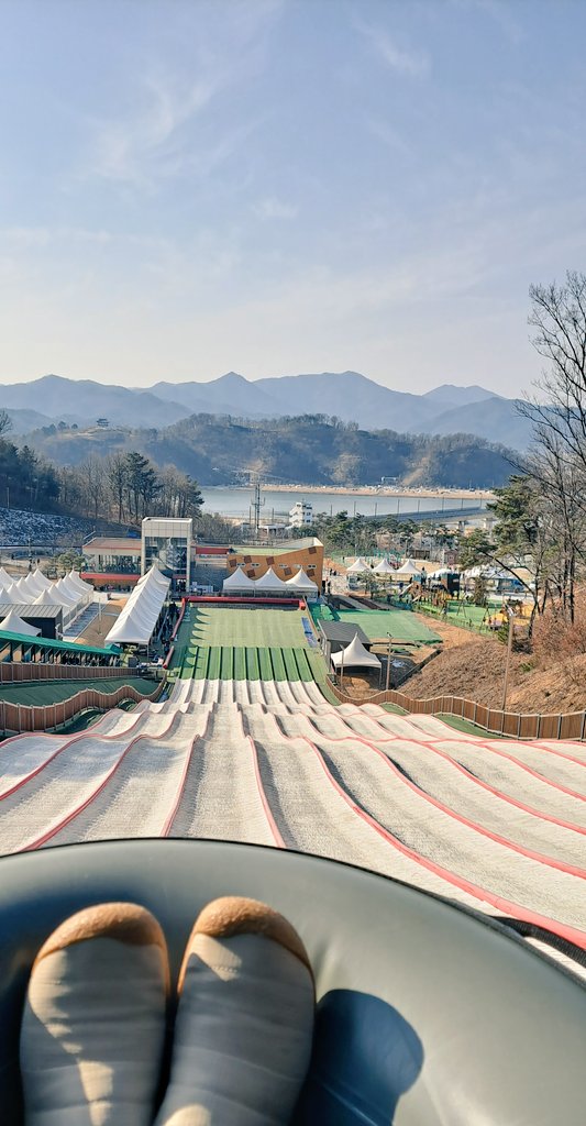 칠곡 사계절썰매장~🛷
눈썰매장이 아니니 젖을일 없어서 좋다.
가끔 물을 뿌리면 속도감이 장난아님.
우주가 무서워할 줄 알았는데 엄청 좋아함😁