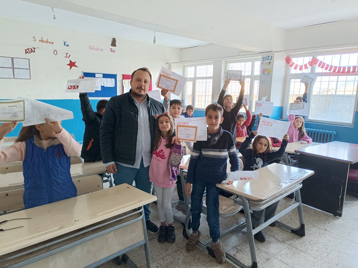 Karneleri alırken ki mutlulukları her şeye değer iyi ki öğretmen olmuşum 😊 #silopi #babındakortaokulu
