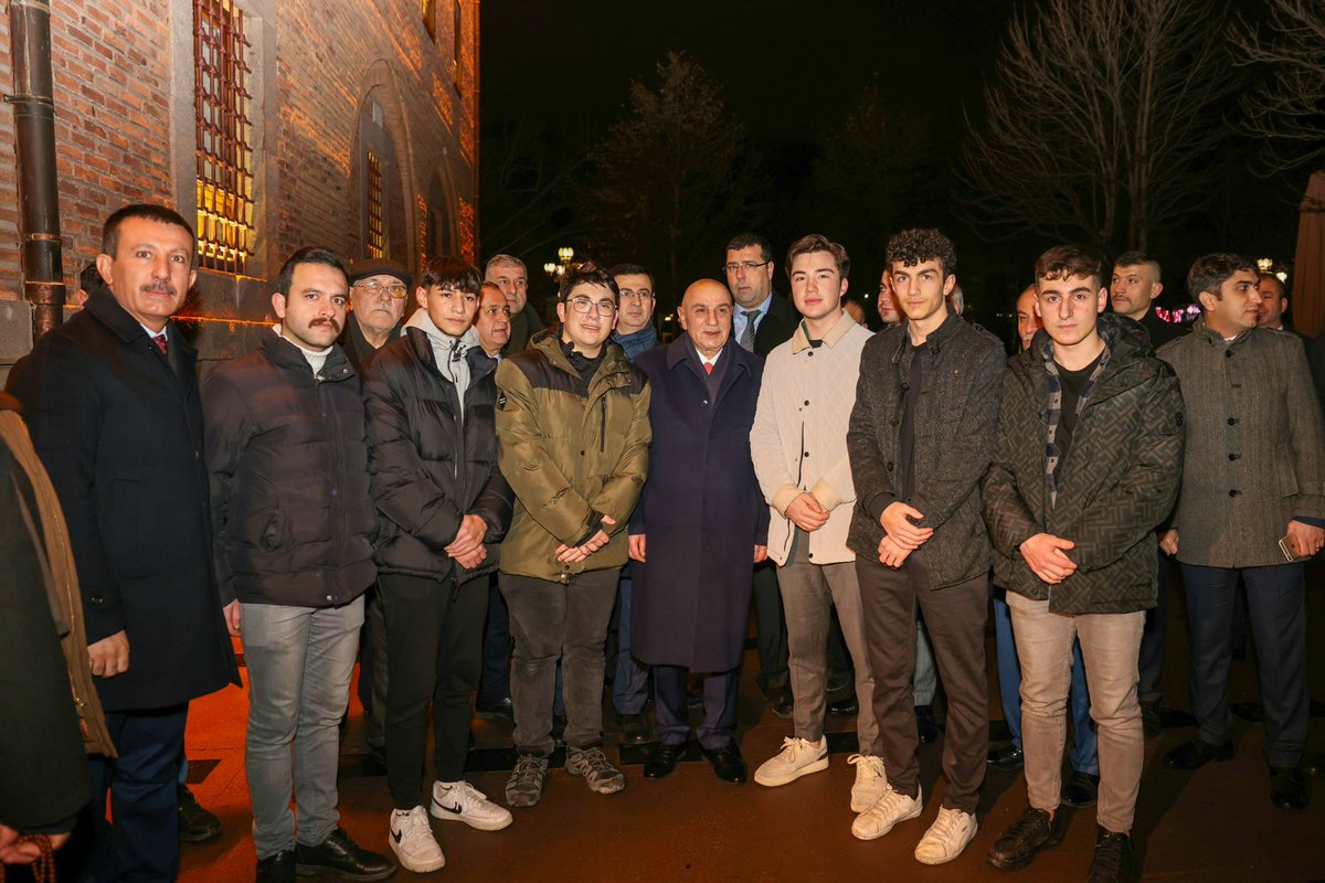 turgutaltinok06's tweet photo. Halka hizmet, Hakk’a hizmet düsturuyla; milletimizin gönlünde yer etmek, Başkent’e hakettiği değeri geri kazandırmak için #Bismillah dedik.

Rabb’im mahcup etmesin.

📍Hacı Bayram-ı Velî Camii

#Günaydın #HayırlıSabahlar #HayırlıCumalar #AnkaraBizimHepimizin #HazırızKararlıyız https://t.co/4A9a2UF4CE