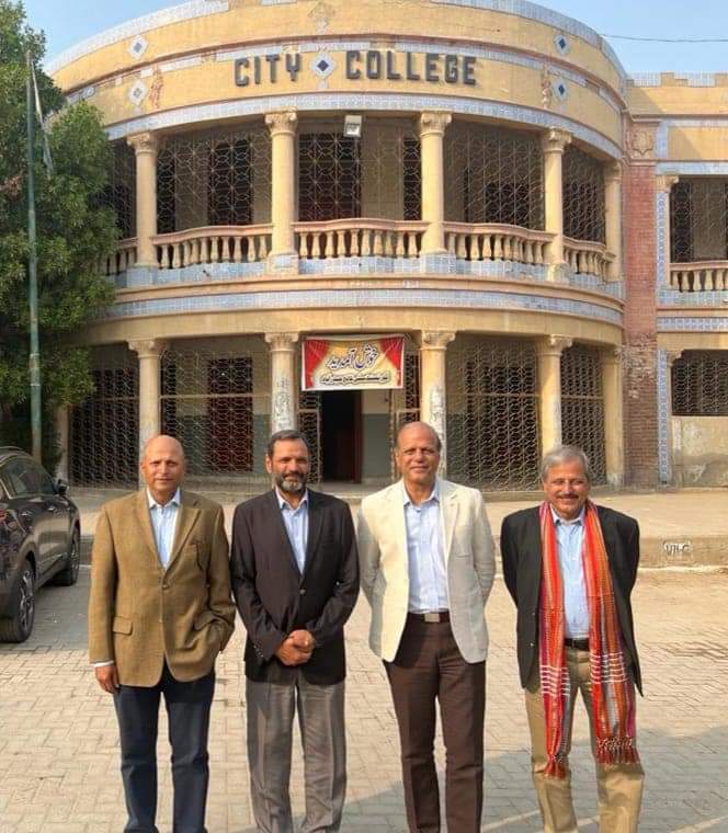 “عباس خاندان” کے چار سپوت: چاروں منفرد صحافی  ۔
مظہر عباس - سابق جنرل سیکرٹری پی ایف یو جے 
ظفر عباس - ایڈیٹر، روزنامہ ڈان
اطہر عباس - سابق ڈی جی آئی ایس پی آر
اظہر عباس - مینیجنگ ڈائرکٹر جیو نیوز چینل
جس کالج عمارت کے سامنے چاروں بھا ئی کھڑے ہیں وہاں ان کے والد پرنسپل تھے۔