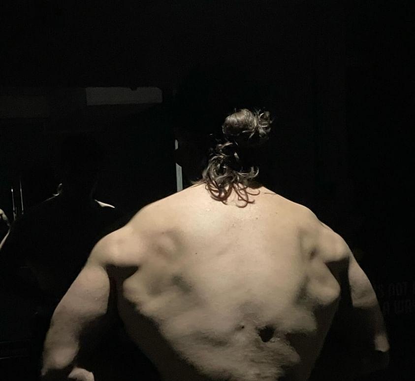 back day yesterday, power went out at the gym so i had the opportunity to take a pic with my phone flashlight right above me