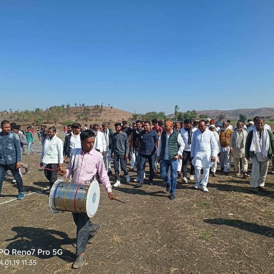 छान गांव में आयोजित मेव ग्रामीण क्रिकेट प्रतियोगिता का उद्घाटन मुख्य अतिथि जननायक बड़े भाईसाहब श्री कैलाश जी मीना द्वारा फीता काटकर बैटिंग करके किया गया।।आयोजन समिति द्वारा जननायक बड़े भाईसाहब श्री कैलाश जी मीना का भव्य स्वागत अभिनंदन किया गया
<a href="/iKailashMeena/">Kailash Meena</a>