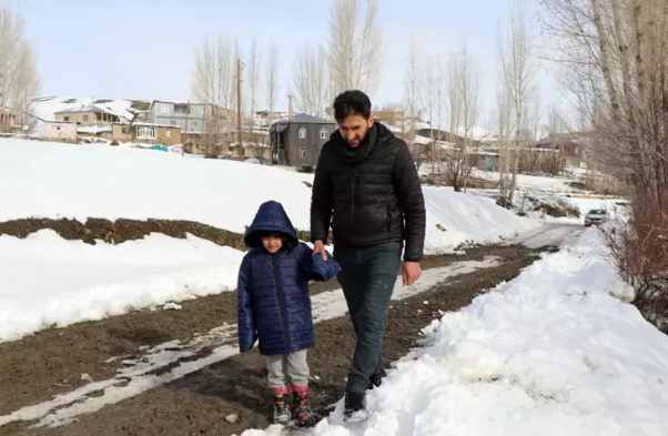 2 derslikli okulun tek öğrencisi Hasret'in karne sevinci
dha.com.tr/2377233