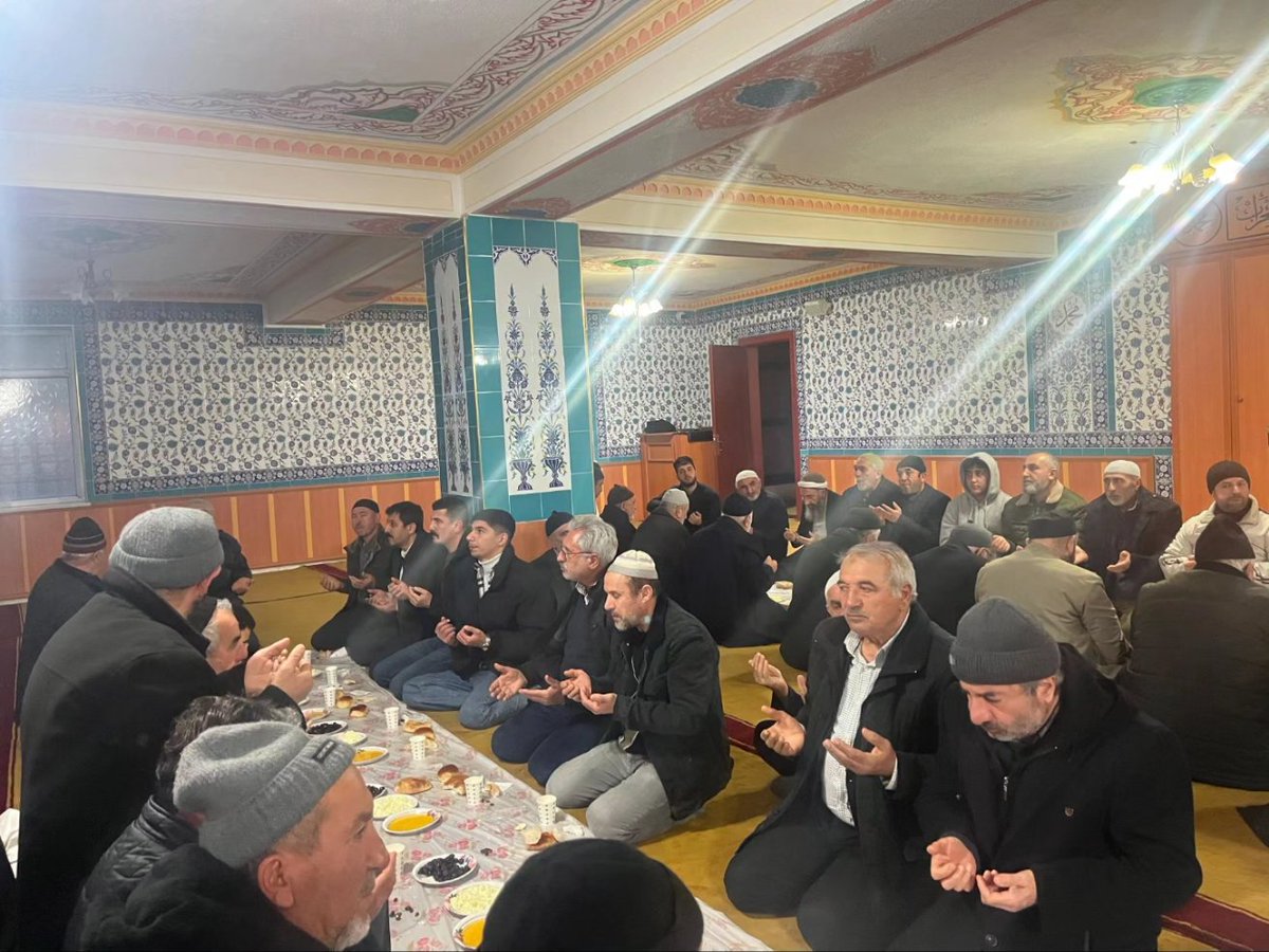Essalatü hayrun minen nevm...
"Namaz uykudan hayırlıdır..."
Seherin en kıymetli ve duaların kabul olduğu Sabah Namazını Selahattin Alan Camiinde hemşehrilerimizle omuz omuza eda ettik. Sohbetimizin tadı damağımızda kaldı. Rabbim birliğimizi, beraberliğimizi daim eylesin.