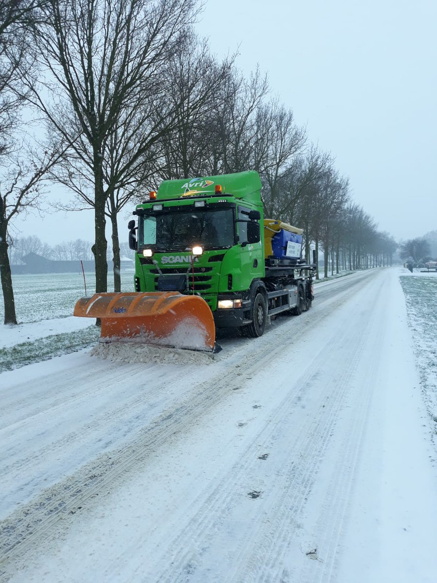 Door de winterse buien is de hoeveelheid zout op de weg verminderd. We zijn weer druk bezig met een nieuwe ronde strooien! #avri strooit in #tiel #nederbetuwe en #buren.