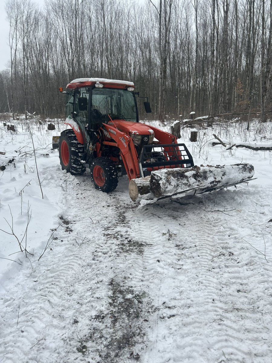 wildwellings's tweet photo. #Wrangled up some “free” heat today. These logs have been sitting for 2 years and should heat the house for the next 7-10 days. #woodstove #tractor #kubota #sthil https://t.co/ZaBuyi5qZ6