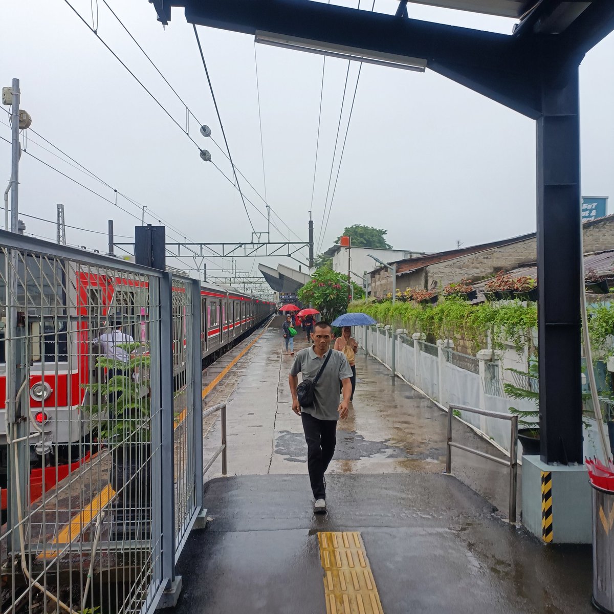 _setiadharma's tweet photo. @CommuterLine  Tolong dibuat ATAP anatara skybride dan stasiun agar penumpang tidak kehujanan.
St. Bojonggede https://t.co/EcFOGuUXOU
