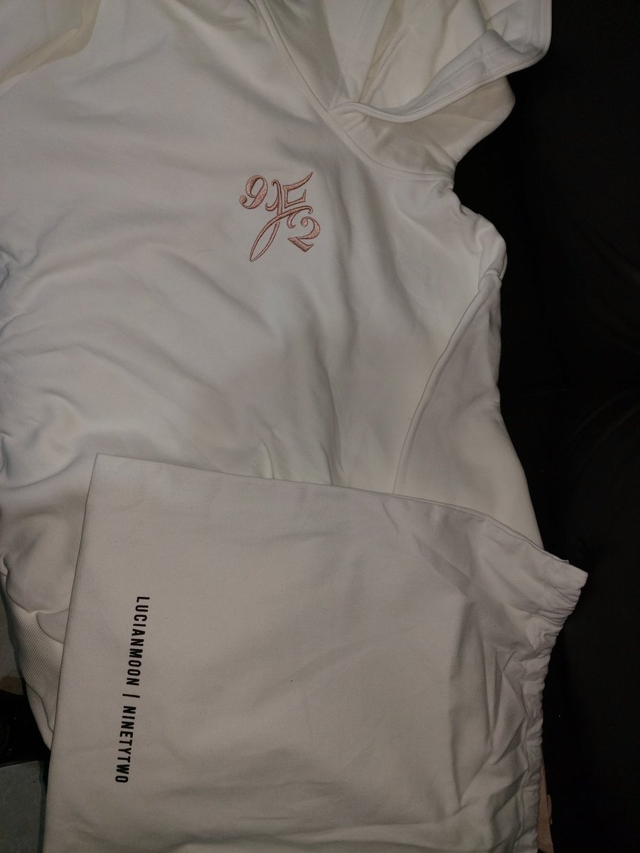 rbksoer's tweet photo. After almost one month of traveling I finally got my hoodie from #ninetwo purchased directly from line store #srchafreen literally is love in one bag 😍😍😍😍😍 https://t.co/WQ4tVedz5q