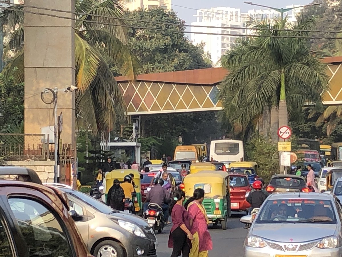 amitb_77in's tweet photo. @blrcitytraffic parking by school buses in front of brigade school causing traffic jam https://t.co/9FVOdkrGbz