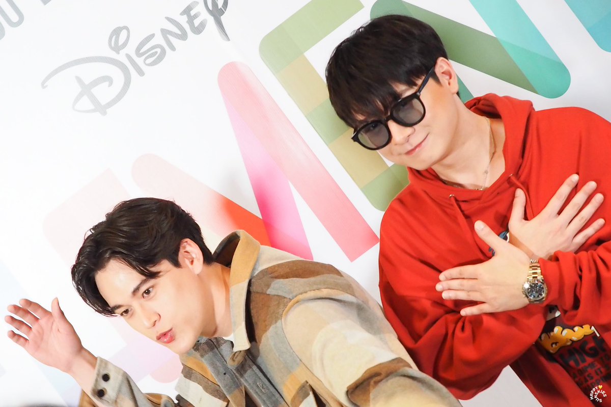happysunskies's tweet photo. ซ้ายลูกหมา🐶 ขวาลูกแมว🐱
อยู่ด้วยกันแล้ว = ลูกลิง🐒🐒 😂
@kristtps x @gawincaskey
#รวมพลคนธาตุไฟ
#SFxElemental
#GawinKrist
#amhappypix https://t.co/V9N2bEi3Fl