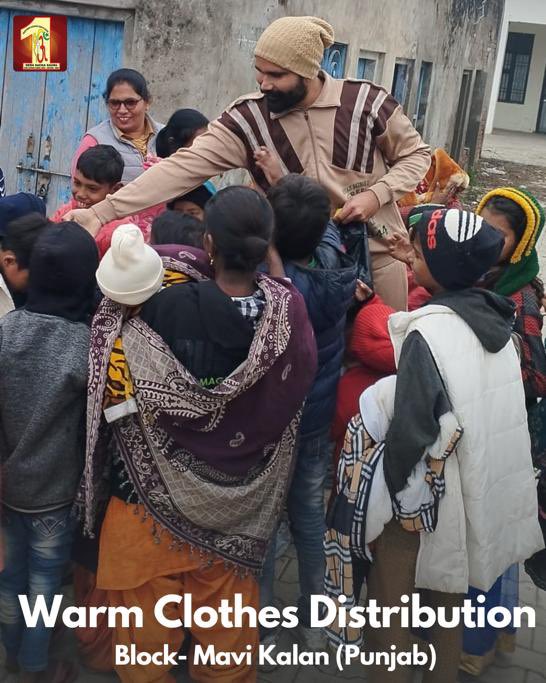 With hearts full of kindness, Dera Sacha Sauda volunteers have distributed woolen clothes to families living roadside, extending a lifeline in this harsh weather. Let's come together to protect those in need. 🧣#WinterRelief #WarmthOfHumanity #DeraSachaSauda