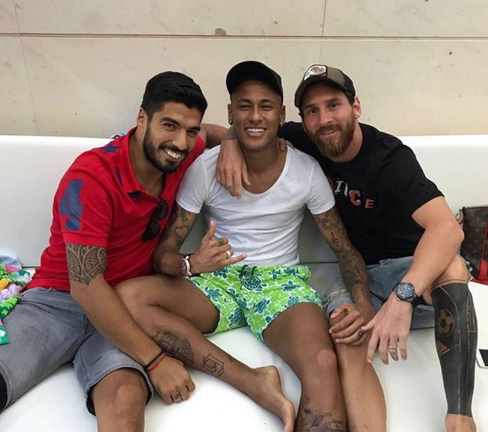 Há quase 10 anos, Luis Suárez chegava ao Barcelona e o trio MSN era formado em 2014/15. Messi: 58 gols, 29 assistências Suarez: 25 gols, 23 assistências Neymar: 39 gols, 10 assistências O trio ganhou a Tríplice Coroa no seu primeiro ano juntos.