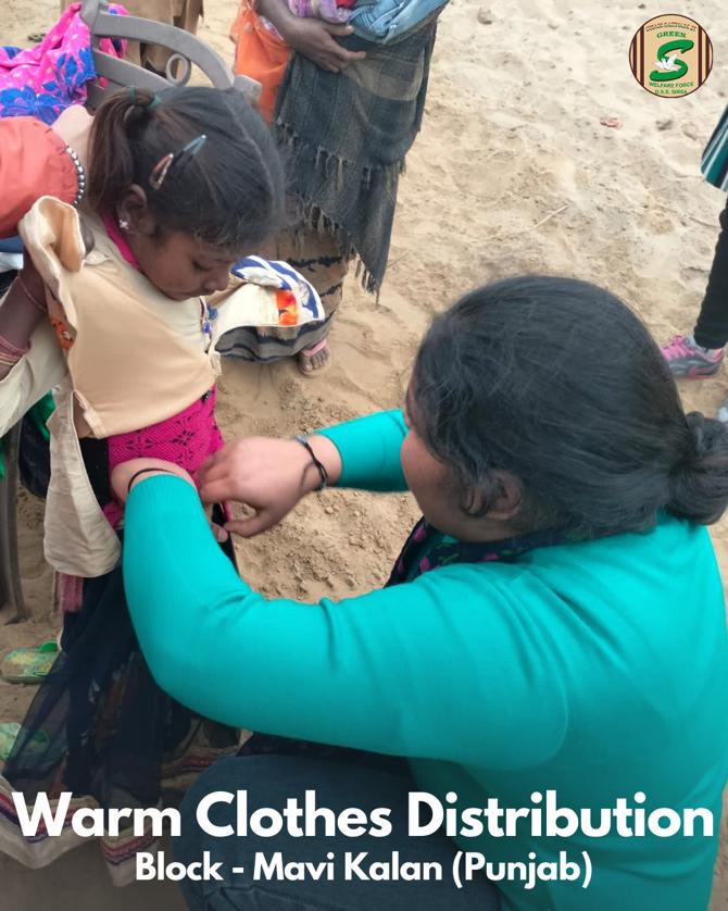 GreenSwelfares's tweet photo. With hearts full of kindness, Shah Satnam Ji Green 'S' Welfare Force Wing volunteers have distributed woolen clothes to needy families, providing essential warmth and protection in this harsh weather. Let's come together to help needy as much as possible. #WinterRelief #WarmthOfHumanity #DeraSachaSauda