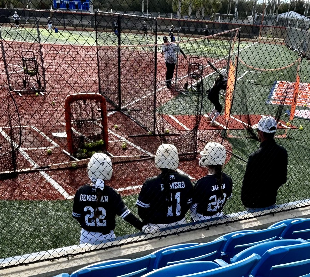 DensmanKT_22's tweet photo. Great weekend in Orange Beach with @kbcarson17, @CoachHodo and many more awesome coaches!  Thank you!! I had a great time working with all ages and seeing lots of new faces! Great way to start the season back! https://t.co/FWdGMMIzgQ