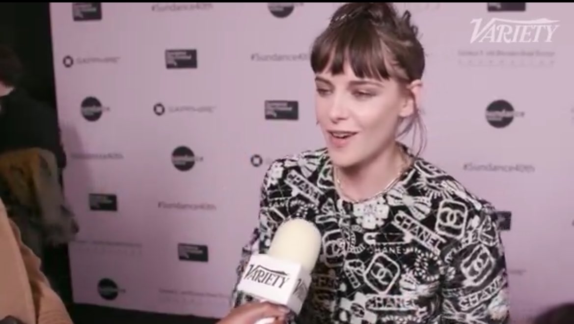 bellaxkristen's tweet photo. “In terms of my own evolution, visionarily, I have always had pretty good vision, but i’m getting older, so… IT’S GONNA START DECLINING.” - kristen about her visionary award at sundance.
i love her 😭😭😂 https://t.co/u7mJLm1V07